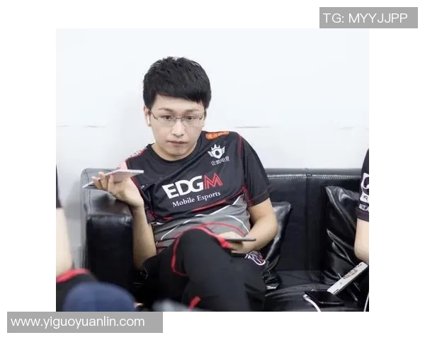 EDG在冠军杯中的团队协作表现分析与点评实时数据 EDG在冠军杯中的团队协作表现分析与点评实时数据